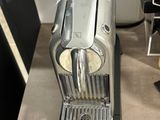 une cafetière posée sur un comptoir