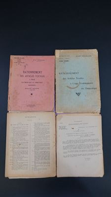 trois vieux livres posés l'un sur l'autre sur une table