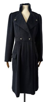 une image d'un manteau de femme sur un mannequin