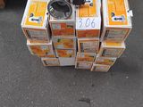une pile de cartons de jus d'orange posée par terre