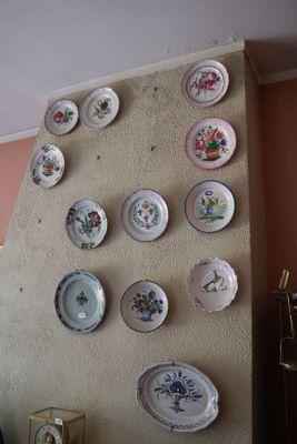 beaucoup d'assiettes accrochées au mur
