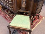 une chaise et un bureau dans une pièce où se trouve un tapis