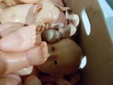 une boîte en carton remplie de poupées et d'autres jouets