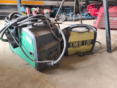 une machine posée sur le sol dans le garage