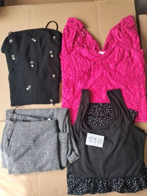 trois vêtements pour femmes disposés sur une boîte en carton, avec une étiquette de prix