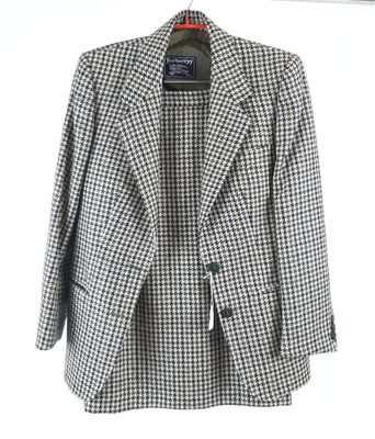 Burberry tailleur de dame veste et jupe droite en laine pied…