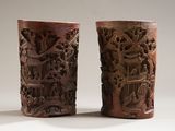 deux vases posés côte à côte sur une table