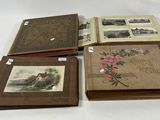 Quatre livres anciens sont posés sur une table, accompagnés d'étiquettes.