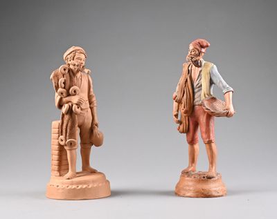 deux figurines d'un homme et d'une femme debout l'un à côté de l'autre
