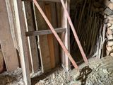 une roue posée à côté d'un tas de bois de chauffage