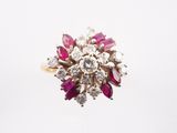 gros plan d'une bague en diamant et rubis sur fond blanc