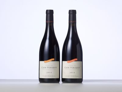 deux bouteilles de vin rouge posées sur une table