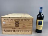une boîte en bois avec une bouteille de vin à côté