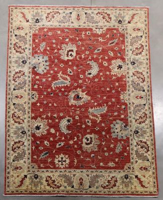 un tapis rouge et beige orné d'un motif floral