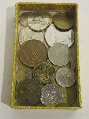 une boîte remplie de pièces de monnaie posée sur une table
