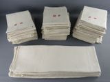 Plusieurs serviettes sont empilées les unes sur les autres sur une table