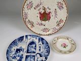 deux assiettes et un bol décorés d'un motif