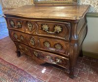 10561-25 / CH COL / Commode tombeau en noyer ouvrant par tro… (photo 3)