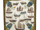 une image représentant un foulard en soie orné de bateaux