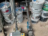 a small machine that is sitting next to a bunch of kegs