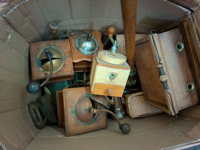 un carton rempli de vieux bagages et d'autres objets
