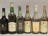 plusieurs bouteilles de vin sont alignées sur une table