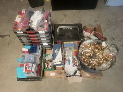 une pile d'objets hétéroclites posés sur le sol