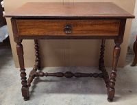 10737-45 / CH SDB / Table à écrire en noyer à un tiroir en c…