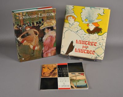 deux livres sont posés l'un à côté de l'autre sur une table