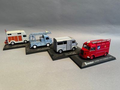 quatre camions miniatures alignés en vitrine