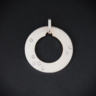 DINH VAN « Cible ». Pendentif en or gris 750°°° orné de sept…