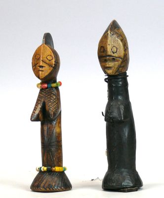 Deux poupées de fécondité Biiga en bois léger à patine sombr…
