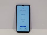 gros plan d'un téléphone portable posé sur une table