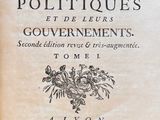 gros plan d'un vieux livre avec une écriture dessus