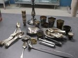 beaucoup de cuillères en argent et de cuillères sur la table
