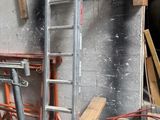 une échelle adossée au mur d'une pièce