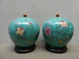 deux vases superposés sur une table