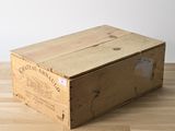 une caisse en bois posée sur un plancher en bois