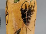 deux vases posés l'un à côté de l'autre sur une table