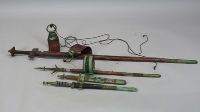 trois types d'armes différents posés sur une surface blanche