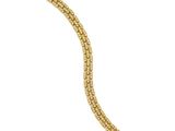 un bracelet en or jaune orné de perles sur fond blanc