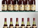 Plusieurs bouteilles de vin sont alignées sur une étagère en verre