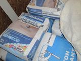 de nombreux sacs de nourriture posés sur un lit