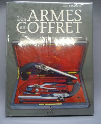 the cover of the book, les armes en coffret, is shown