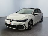 une Volkswagen Golf R-Line blanche garée dans une pièce blanche