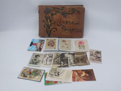 une boîte de vieilles cartes postales posée sur une table