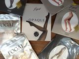 cinq paquets de produits de soins pour les pieds posés sur une table