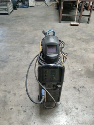 une photo d'une machine à souder dans un entrepôt