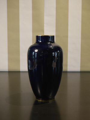 SEVRES Vase ovoide en bleu et filet doré.