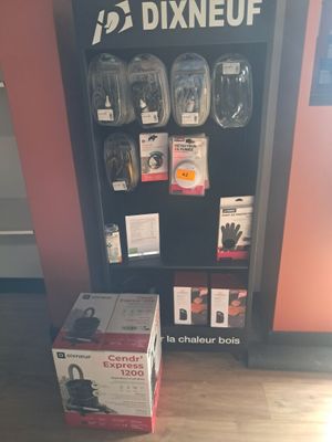 un étalage de différents articles posés par terre devant une porte